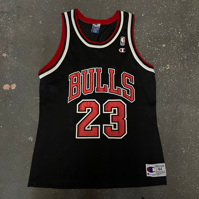 Chicagos Bulls NBA Jersey (size 44)
